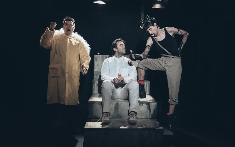 ti-gureuei-o-arkas-sto-theatro-apothiki-arkas-sto-theatro-apothiki