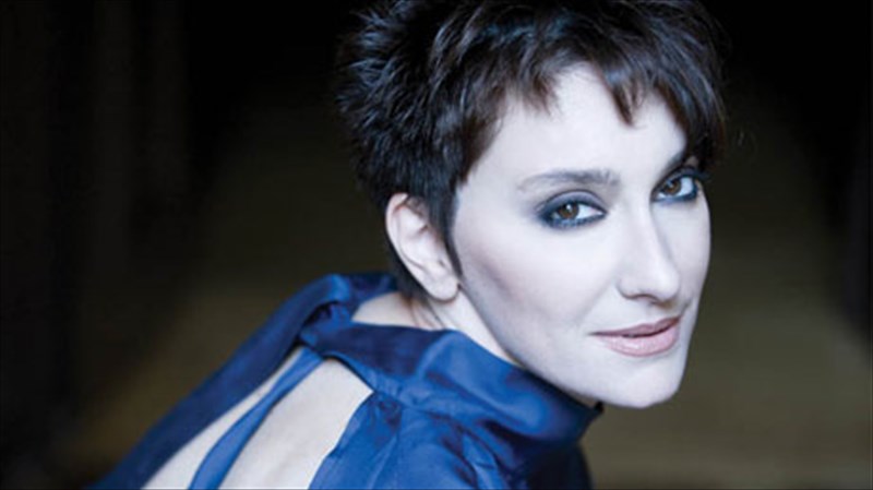 afieroma-sti-shirley-bassey-kai-ton-James-bond-apo-tin-iro