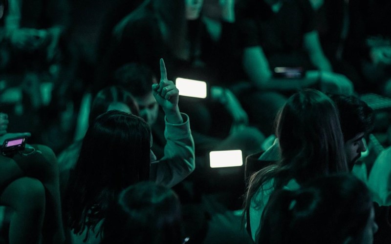 pos-blepoume-ton-kosmo-mesa-apo-tin-othoni-tou-kinitou-mas