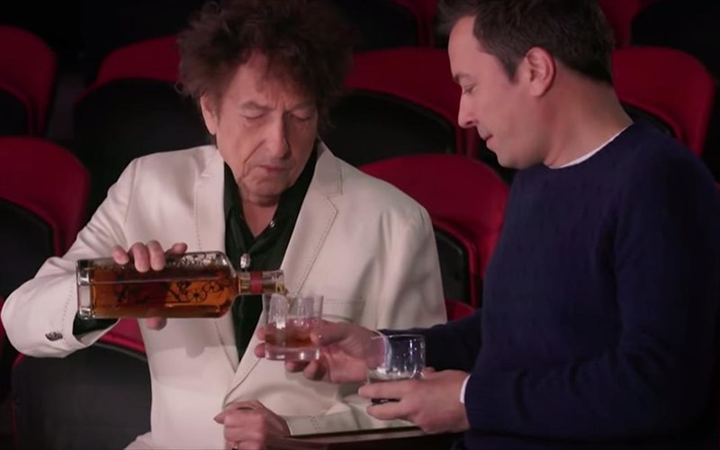 o-boubos-bob-dylan-kerase-ton-Jimmy-fallon-apo-to-ouiski-tou