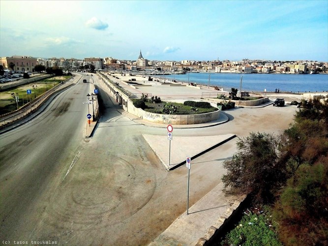 taksidi-sti-sikelia-mesa-apo-ton-fako-tou-tasou-tsoukala