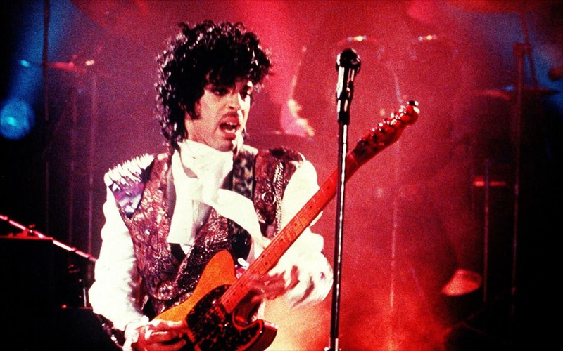 i-universal-etoimazei-mia-tainia-empneusmeni-apo-ti-mousiki-tou-prince