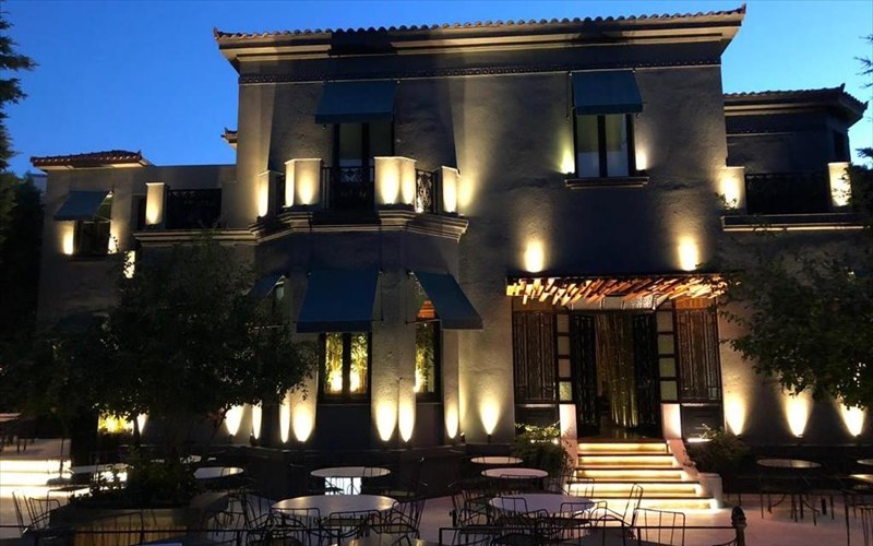 cash-restaurant-bar-to-emblimatiko-neoklasiko-tou-kefalariou-ksanazontaneuei