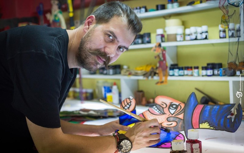 ta-fetina-xristougenna-o-ilias-karellas-stelnei-ton-karagkiozi-sti-xabai-ilias-karellas-stelnei-ton-karagkiozi-sti-xabai