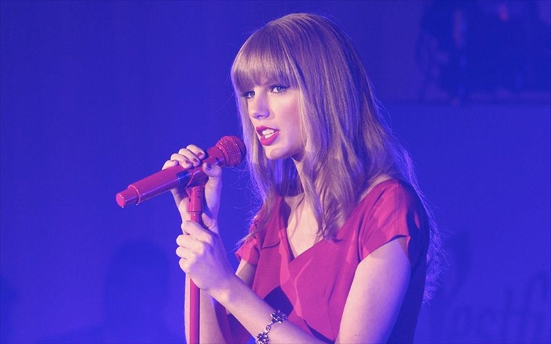 o-megalos-aderfos-prosexei-tin-taylor-swift