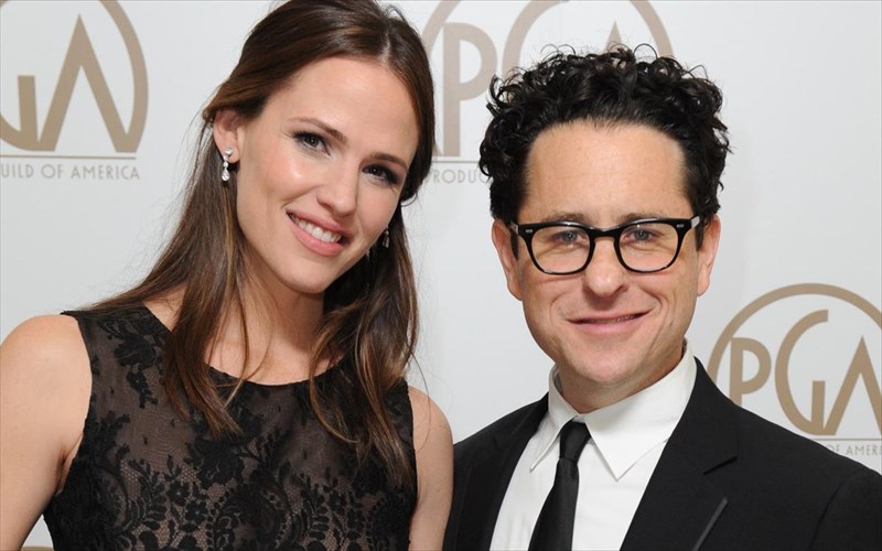 Jennifer-garner-kai-JJ-abrams-ksanasmigoun-upo-tin-aigida-tis-apple