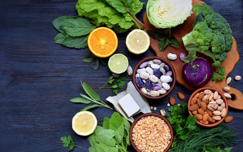 eksi-basikes-bitamines-pou-prepei-na-pairnete-apo-ti-diatrofi-sas