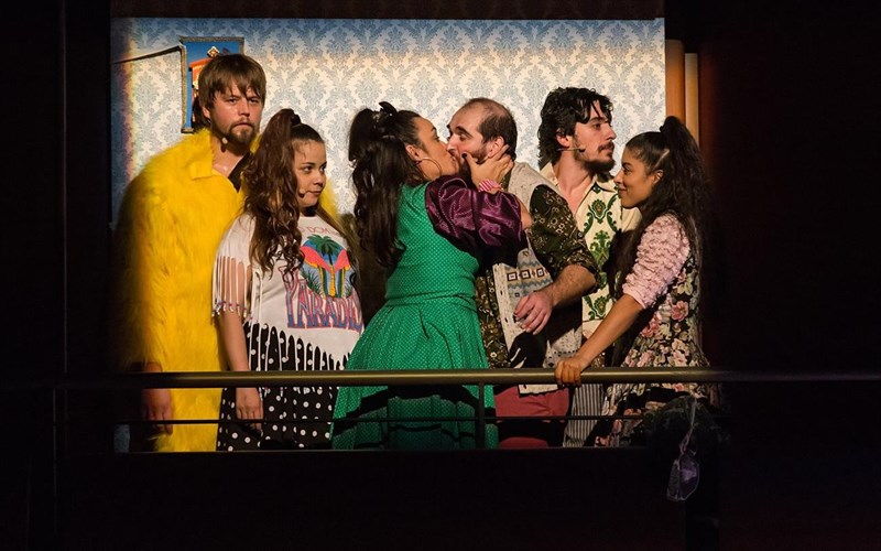 protes-fotografies-kai-binteo-apo-to-once-tis-enallaktikis-skinis-tis-els