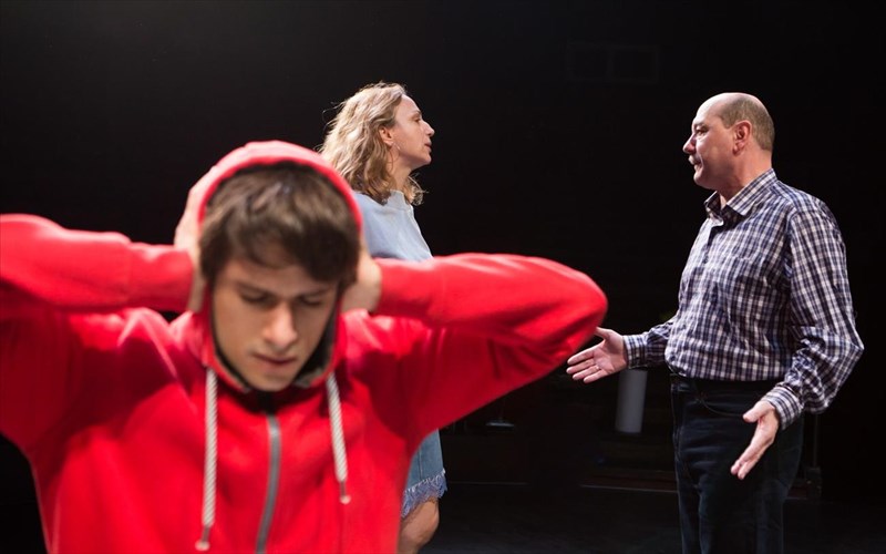 sto-theatro-tzeni-karezi-psaxnoun-na-broun-poios-skotose-to-skulo-ta-mesanuxta