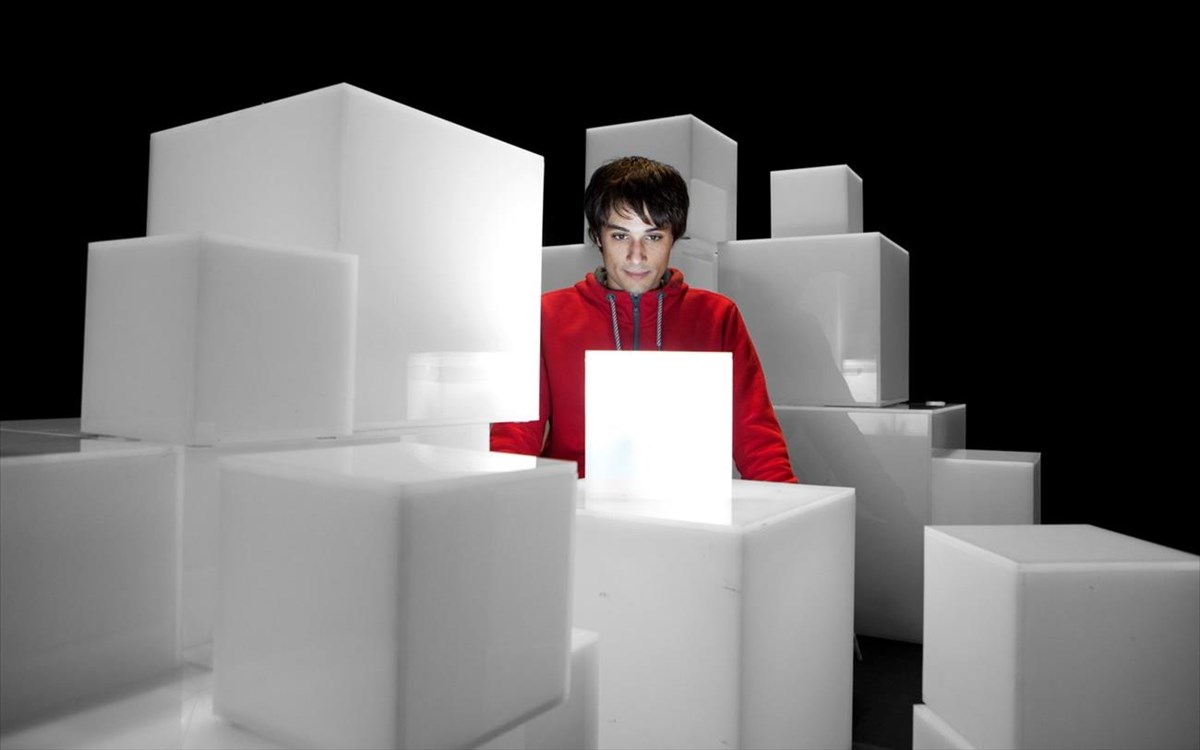 poios-skotose-to-skulo-ta-mesanuxta