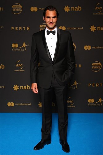 ti-foraei-enas-andras-pou-akolouthei-ti-moda-sto-rebegion