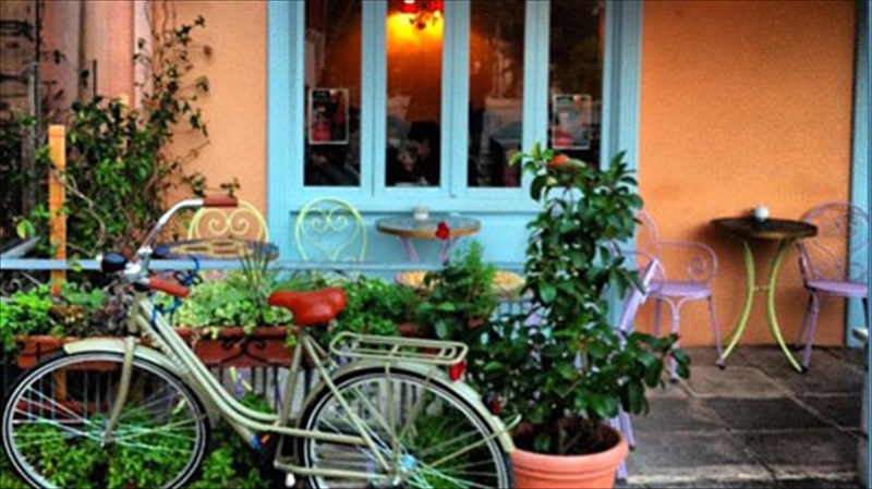 xalandri-by-night-odigos-epibiosis-gia-ola-ta-gousta