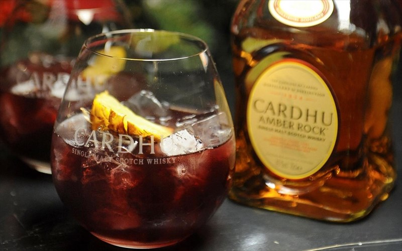 ftiakste-tria-giortina-kokteil-me-tin-upografi-tou-cardhu-single-malt-scotch-whisky