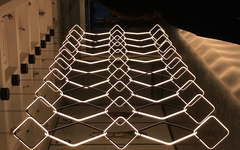 mia-egkatastasi-design-fotizei-to-mouseio-kukladikis-texnis