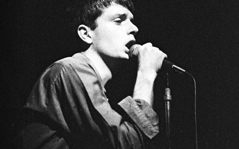 anekdoti-fotografia-tou-ian-curtis-se-xristougenniatiko-parti