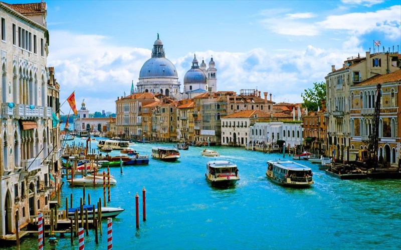 oi-xreoseis-sti-benetia-sunexizoun-na-plithainoun