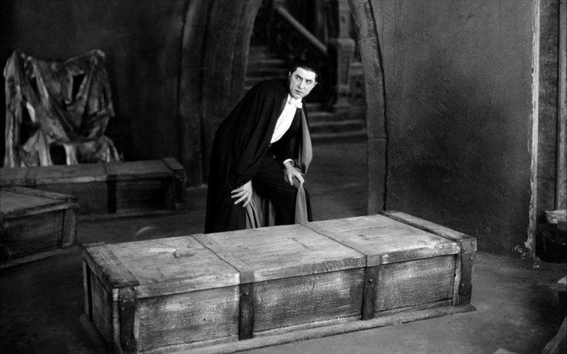 tha-parakolouthousate-mia-tainia-kleidomenoi-mesa-se-ena-feretro