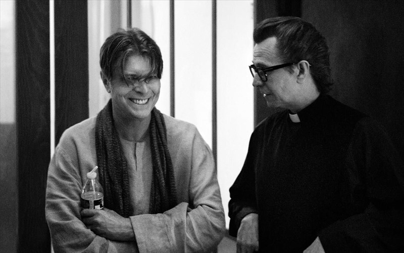 o-gary-oldman-afigitis-tis-ar-efarmogis-tou-david-bowie-is