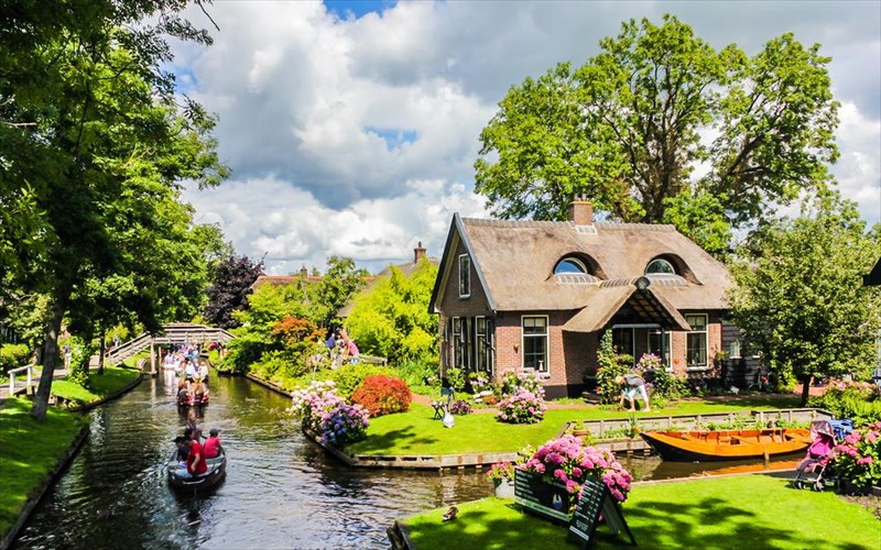 oi-pio-omorfes-europaikes-poleis-me-kanalia