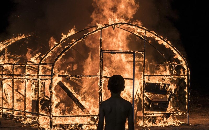 to-paixnidi-me-ti-fotia-se-ena-ainigmatiko-erotiko-trigono