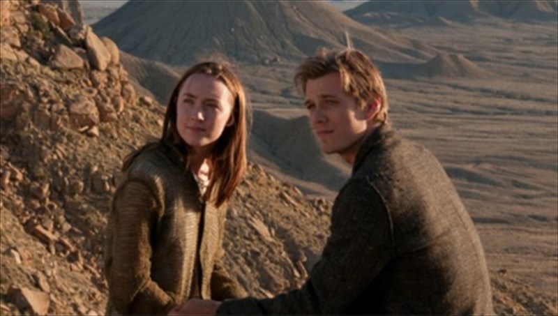 stephenie-meyer-ta-bampir-feugoun-eno-oi-eksogiinoi-erxontai-sti-megali-othoni