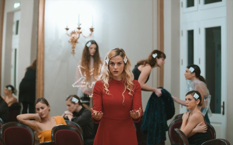 oi-koukles-tou-nikola-androulaki-paizoun-sto-dimotiko-theatro-peiraia