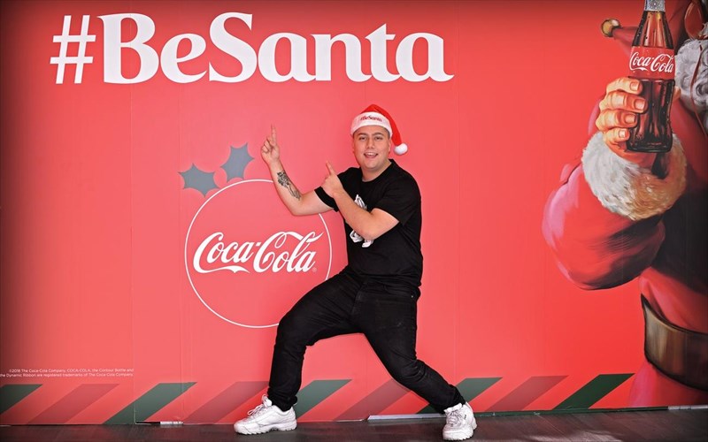 o-apolutos-xristougenniatikos-proorismos-itan-gia-alli-mia-xronia-to-coca-cola-pop-up-store