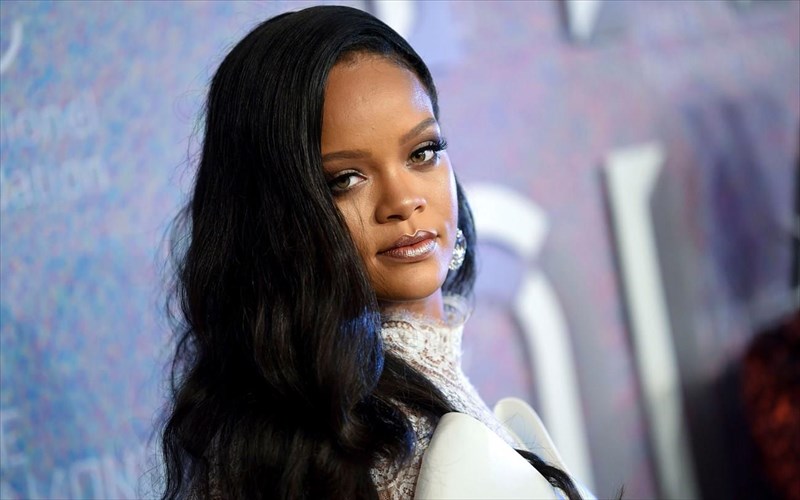 minusi-tis-rihanna-kata-tou-patera-tis