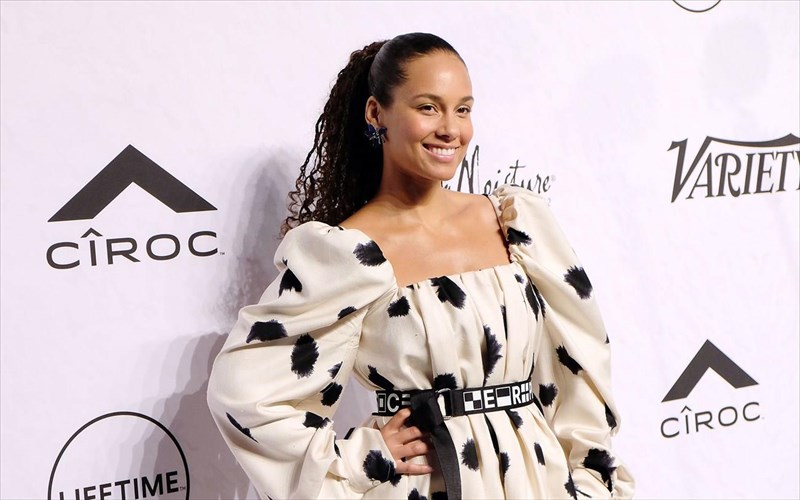 i-alicia-keys-tha-parousiasei-ta-fetina-grammy