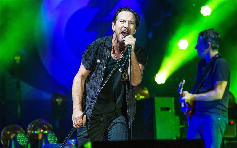 pearl-Jam-o-thanatos-tou-chris-cornell-mas-epirease-bathutata