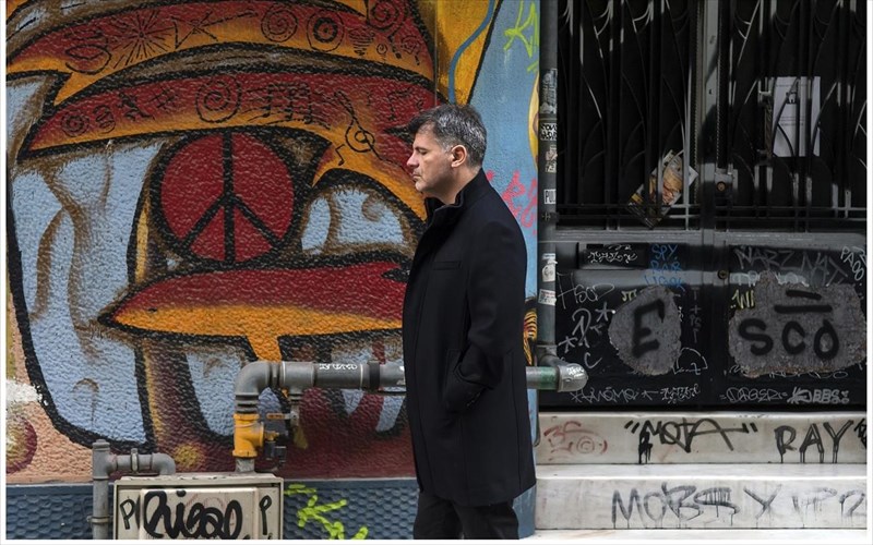 o-foibos-deliborias-sto-kuttaro-me-tragoudia-tou-pezodromiou