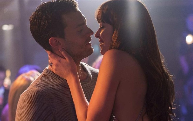 neo-erotiko-muthistorima-apo-ti-suggrafea-ton-peninta-apoxroseon-tou-gkri