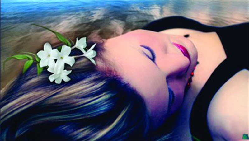 i-nuxta-ton-giasemion-erotas-xoris-anamniseis