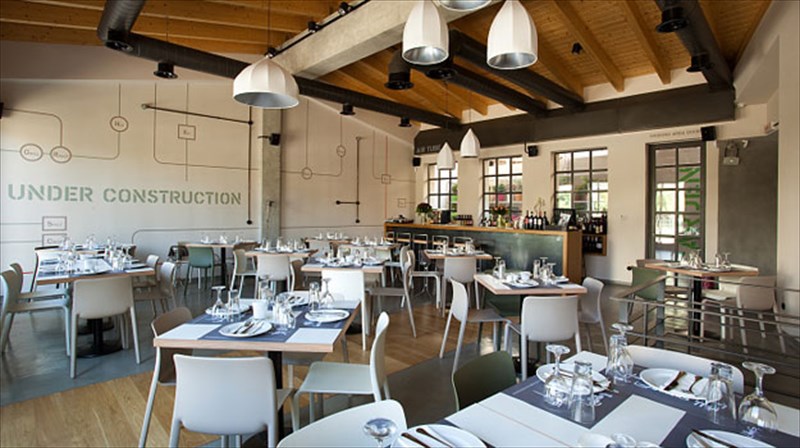 prosopa-blepontas-ta-trena-na-pernoun