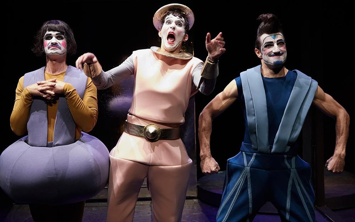 i-komodia-ton-pareksigiseon