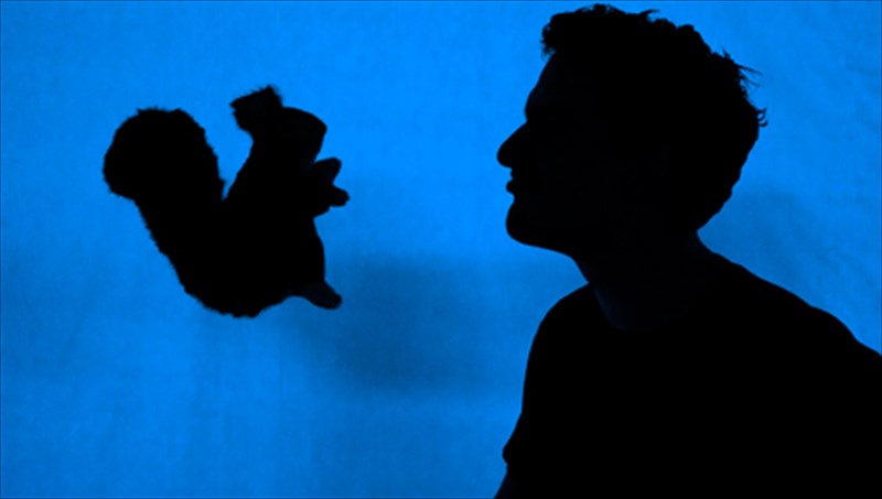 o-sun-senariografos-tou-kunodonta-se-theatriko-oistro