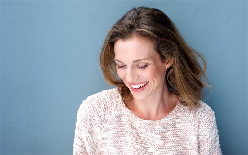 oi-formoules-pou-sustinoun-diasimoi-dermatologoi-gia-pio-neaniko-derma