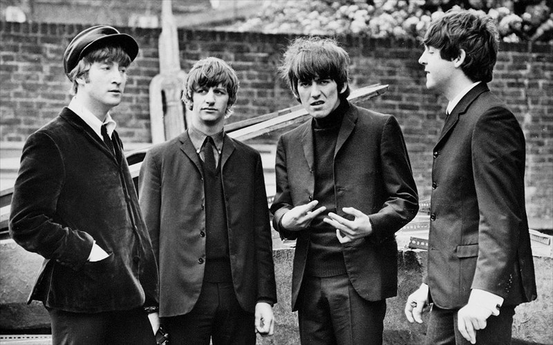 oi-beatles-epibibazontai-sto-treno-gia-to-mpousan-kai-o-tromos-paramoneuei-tromos-paramoneuei