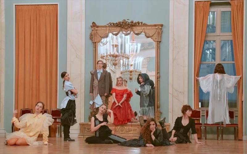 koukles-anazitontas-ti-gunaikeia-xeirafetisi-sto-dimotiko-theatro-peiraia