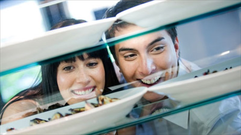 7-lathi-pou-sunithizoume-na-kanoume-sta-estiatoria-lathi-pou-sunithizoume-na-kanoume-sta-estiatoria