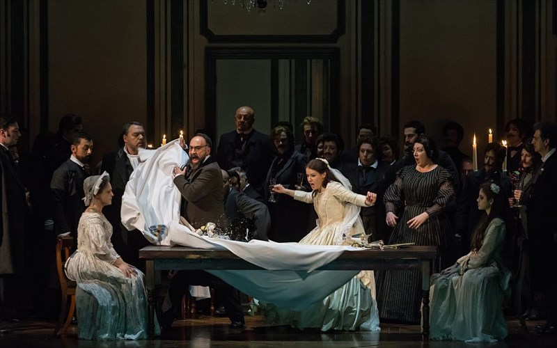 i-loutsia-nti-lammermour-epistrefei-sti-luriki