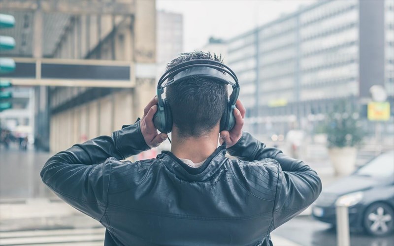 i-mousiki-ginetai-olo-pio-thliberi-kai-orgismeni