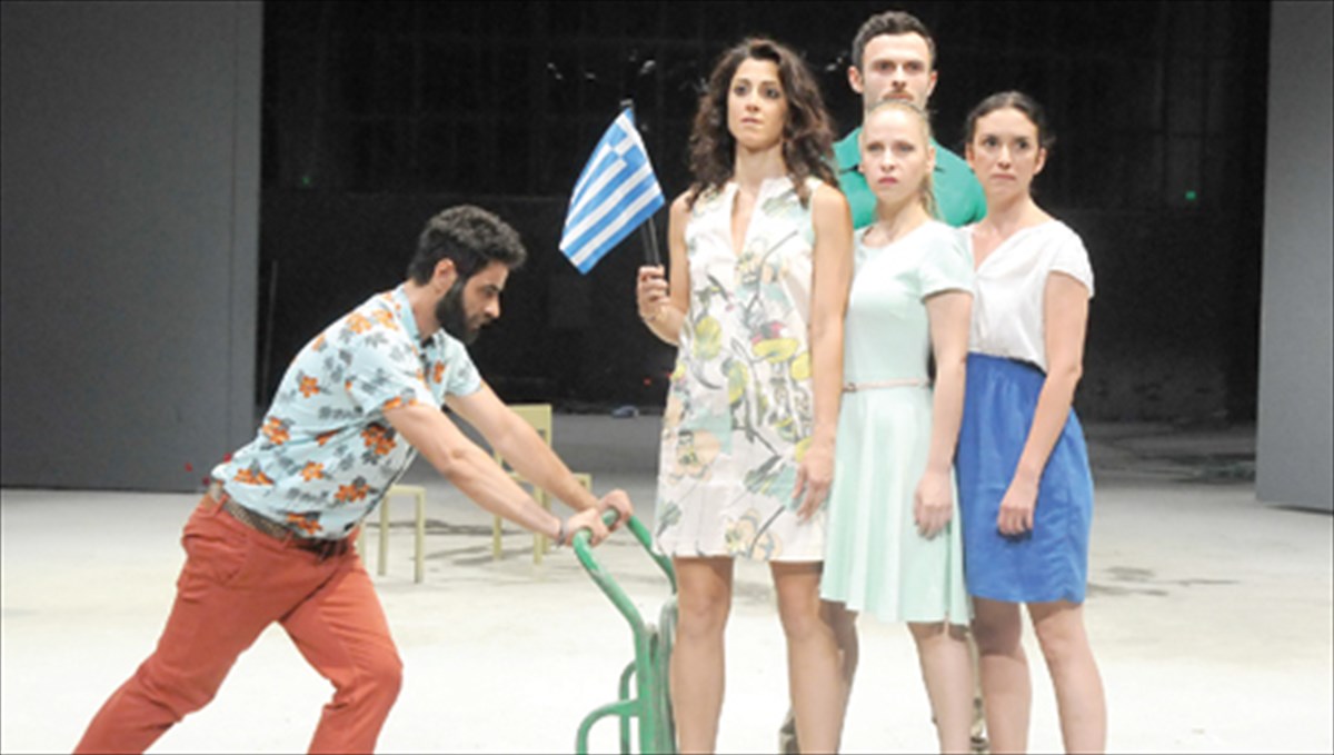 kritiki-theatrougioi-kai-kores