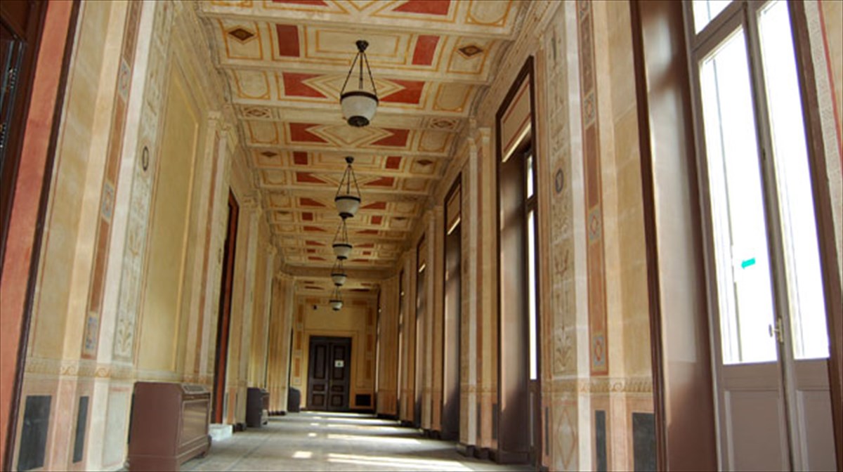 to-ethniko-theatro-anoigei-tis-portes-tou-stous-metanastes