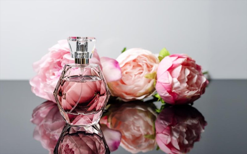 ta-eksi-pio-seksi-gunaikeia-aromata-simera