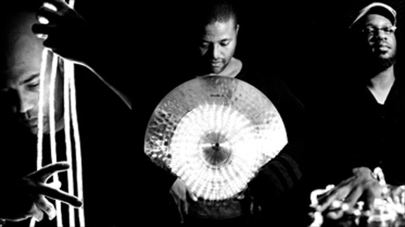 sunarpastika-mousika-taksidia-sto-half-note