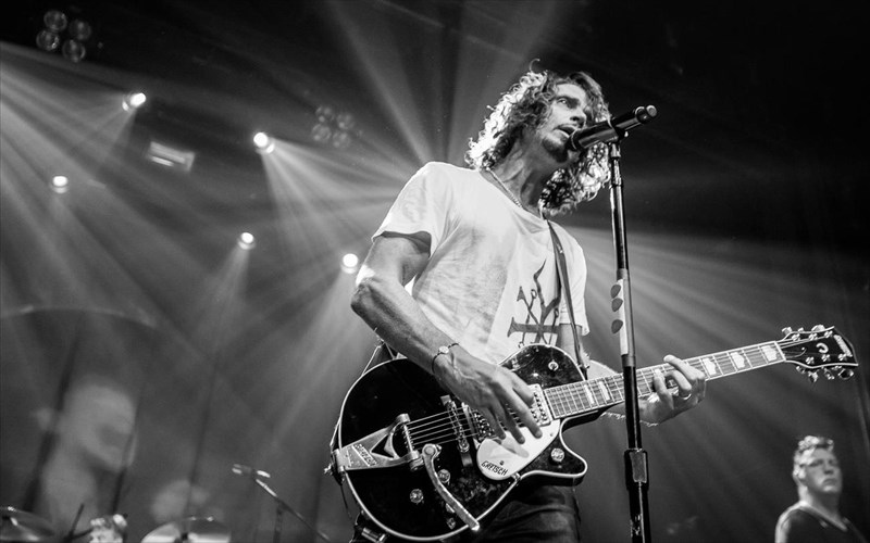 brad-pitt-kai-peter-berg-etoimazoun-ntokimanter-gia-ton-chris-cornell