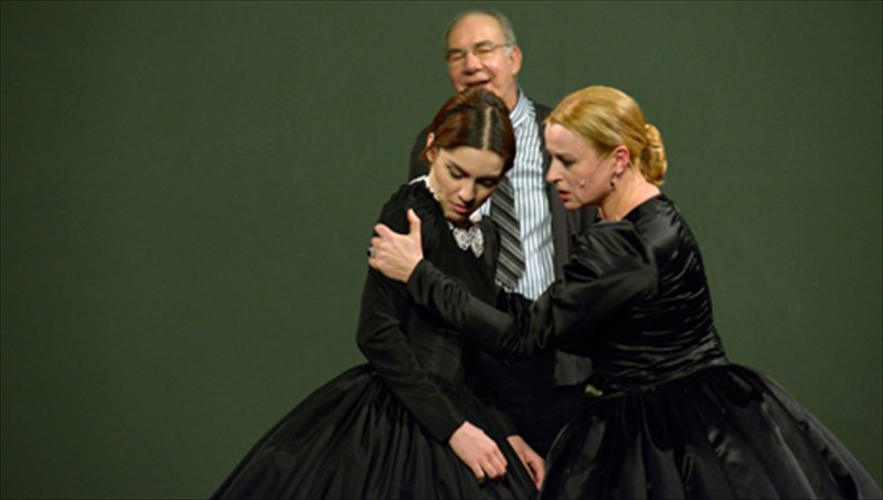 to-penthos-tairiazei-stin-ilektra-paratasi-parastaseon