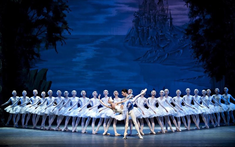 i-limni-ton-kuknon-apo-to-mpaleto-tis-ethnikis-operas-tis-odissou