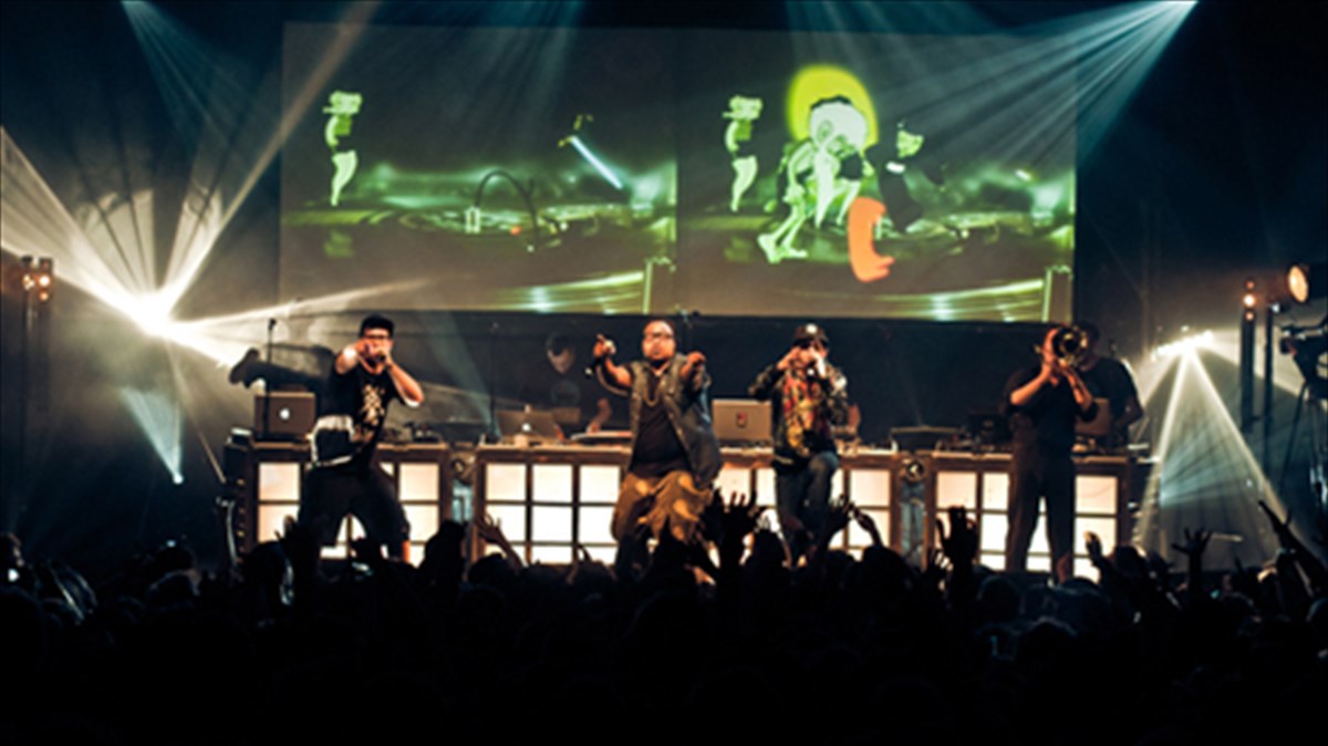 make-music-not-war-tha-fonaksoun-kai-stin-athina-oi-chinese-man